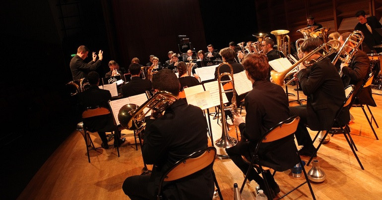 Paris Brass Band i aksjon på scena