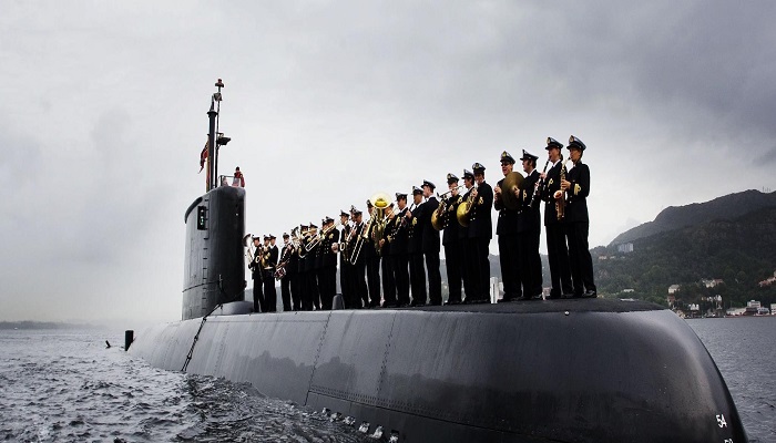 Sjøforsvarets musikkorps står på en ubåt og spiller