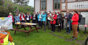 Aina Therese Presthus fra Gjensidigestiftelsen holder tale for Drøbak Musikkorps og tilhørere på Oscarsborg Festning.