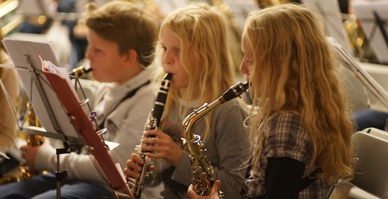 Halden skolemusikkorps, Idd skolekorps og Stabsmusikken spelar saman på konsert i Brygga kulturhus. Foto: Jon Rongen