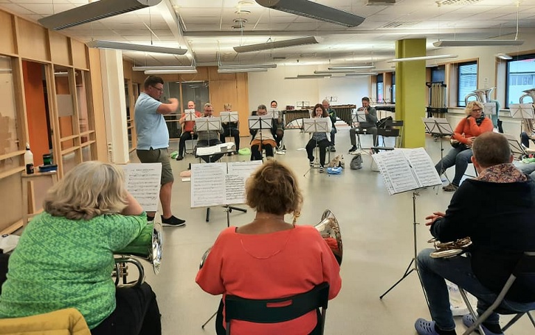 Tertnes Amatørkorps øver fram mot konkurransen. Dirigent Patrik Randefalk. Foto: Tertnes Amatørkorps.