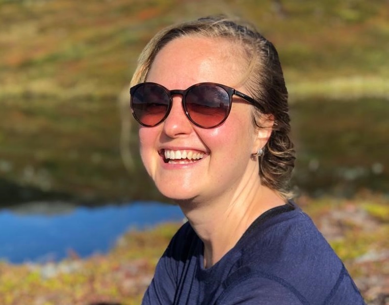 Den smilande Marit er glad i fjellheimen i Norge, men gler seg til å kunne reise på utanlandsturar igjen. Foto: Privat