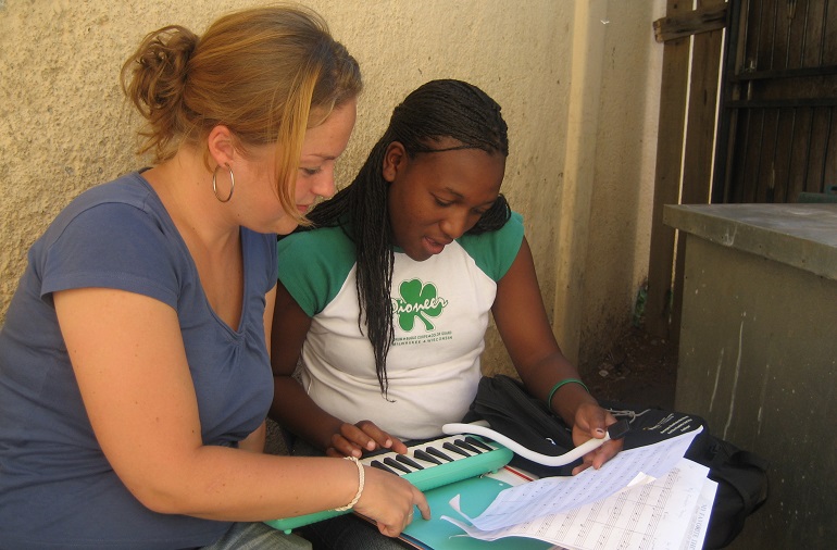 Marit underviste i musikk då ho var på utveksling i Sør-Afrika, 2006-2008. Her saman med Foto: Privat